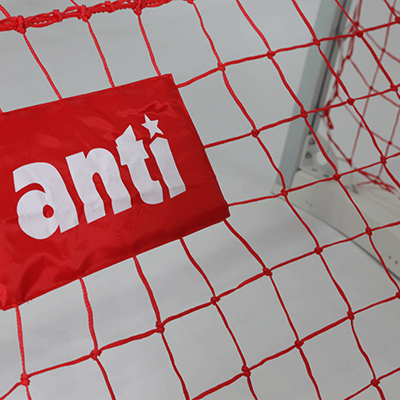 Großaufnahme des Anti Wasserball-Netzes in rot